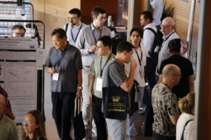 Une foule de personne dans le hall d'un palais des congrès lors d'une pause café