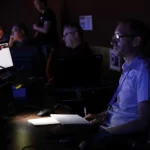 L'équipe de la régie audiovisuelle en train de travailler lors d'un congrès