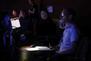 L'équipe de la régie audiovisuelle en train de travailler lors d'un congrès
