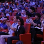 Ensemble des participants du congrès ECTP 2026 assis dans les sièges d'un auditorium en train d'applaudir