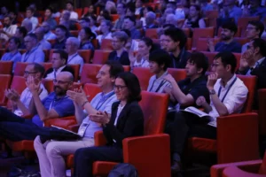 Ensemble des participants du congrès ECTP 2026 assis dans les sièges d'un auditorium en train d'applaudir