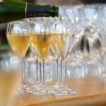 Plusieurs coupes de champagnes alignées