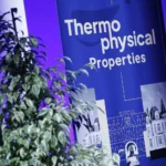Le titre le la conférence ECTP écrite sur un roll-up, posée à côté d'une plante