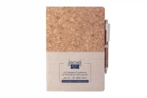 Carnet en liège et en tissu beige beige floqué avec le nom de la conférence ECTP 2026, ainsi que la date et le lieu