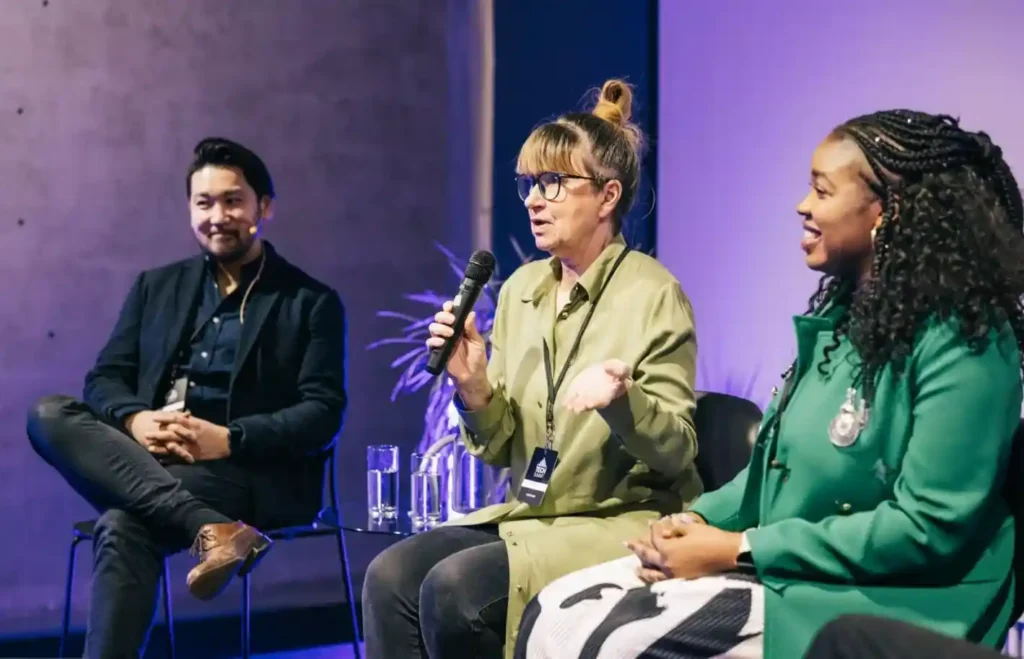 Table ronde d'intervenants sur une scène
