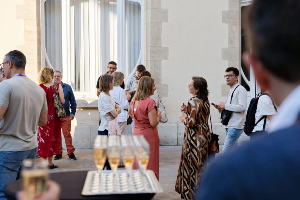 Participants échangeant lors d’un diner de gala en extérieur pendant un un congrès