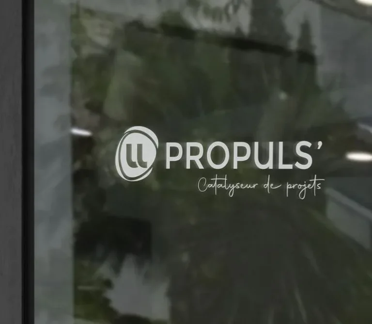 pole com grand format vitrophanie